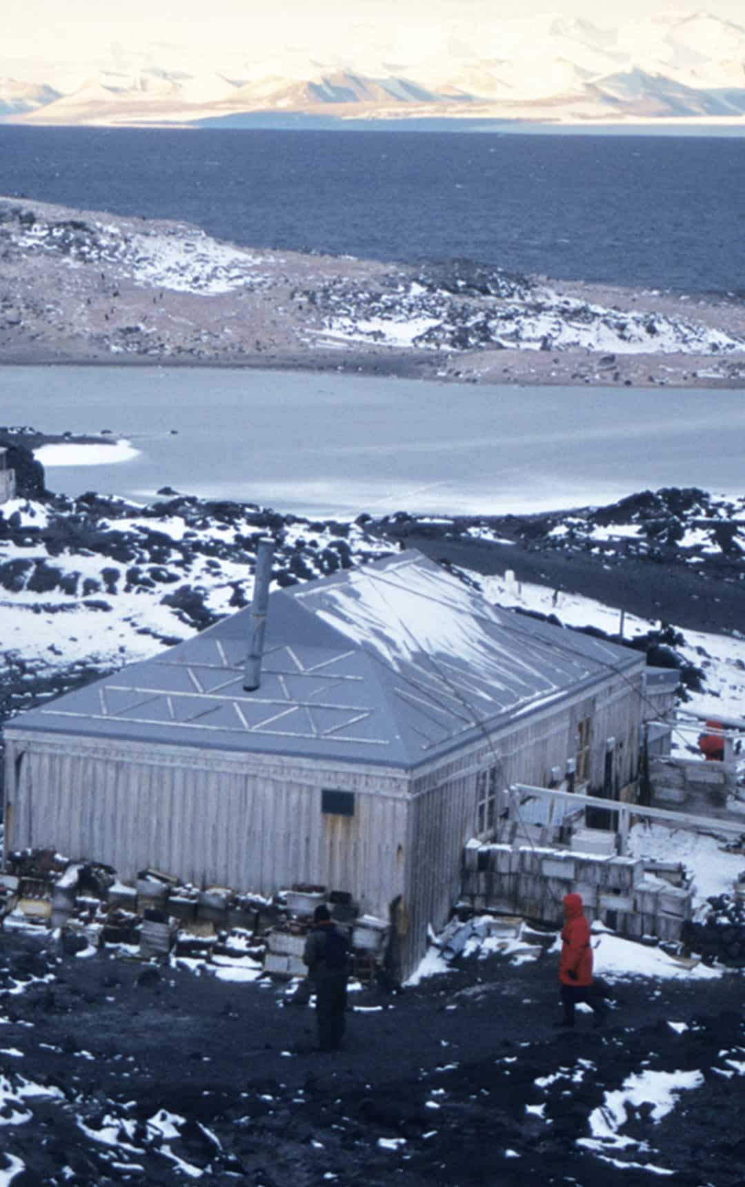 On this workshop, students will conduct experiments to find the best construction materials for an Antarctic Research Station, similar to the one pictured.