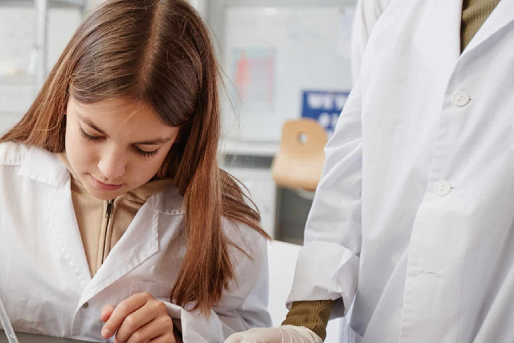 School student about to carry out a dissection with assistance of Life Explainer.