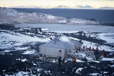 On this workshop, students will conduct experiments to find the best construction materials for an Antarctic Research Station, similar to the one pictured.