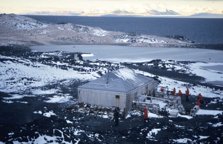 On this workshop, students will conduct experiments to find the best construction materials for an Antarctic Research Station, similar to the one pictured.